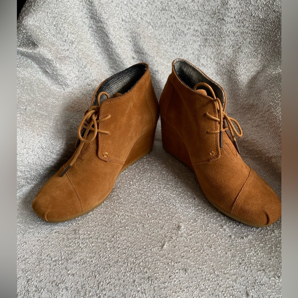 TOMS Desert Booties with 3" Wedge Tan Lace up‎ Suede Size 10W